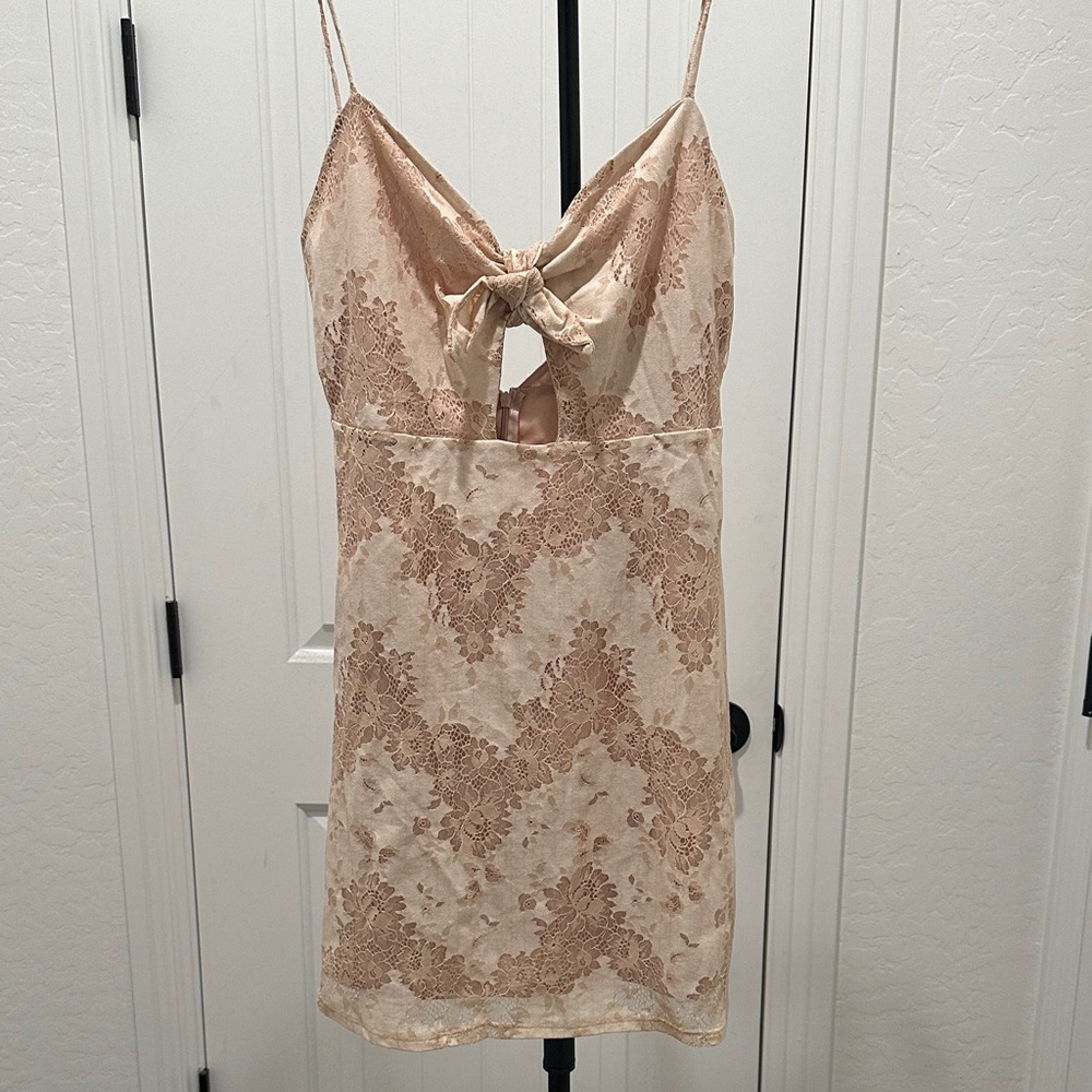 THE COVE Mini Floral Lace Overlay Dress front Cutout detail Deep V Back Size M